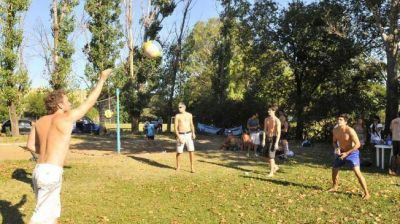 Clubes con pileta y canchas varias para pasar el verano en la ciudad
