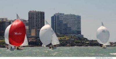 Campeonato Manolo para J/24 y Grumete en la costa de la �Feliz�