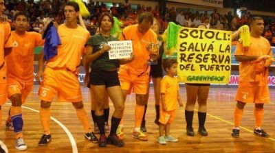 Premian a Scioli por ser el destructor de la Reserva del Puerto