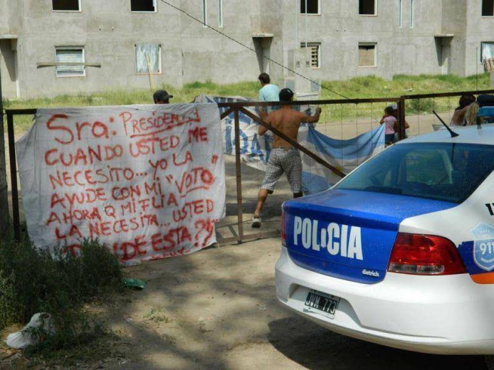 Varias familias resisten y contin�an ocupando las casas del Plan Federal
