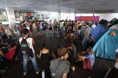 Sin soluci�n a la vista, sigue la disputa entre el gobierno y los "okupas" del C.C. San Mart�n