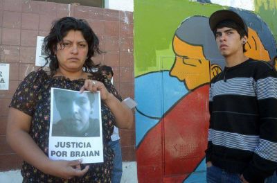 Indignaci�n por la falta de m�rito para el polic�a que mat� a Brian