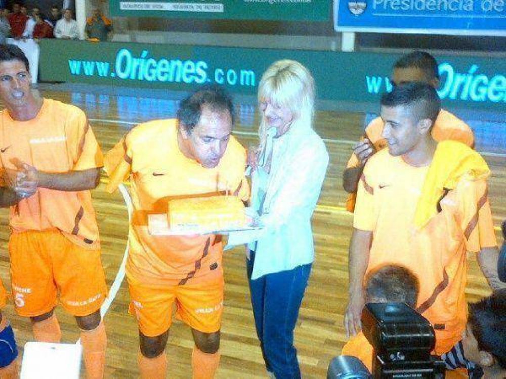 Scioli sopl� las velitas y grit� "campe�n"
