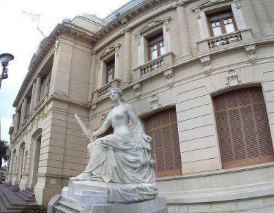 R�plicas: El Gobierno de Jujuy anunci� que no tocar�n las esculturas de Lola Mora para hacer los moldes