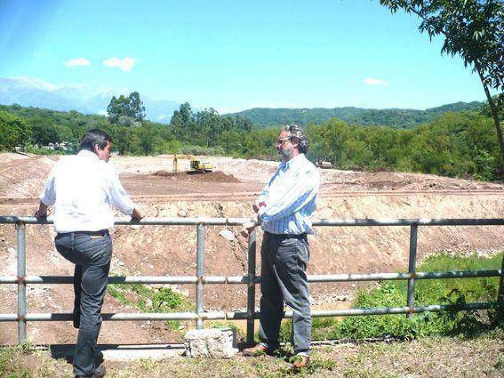 Progresan obras de estructura h�drica