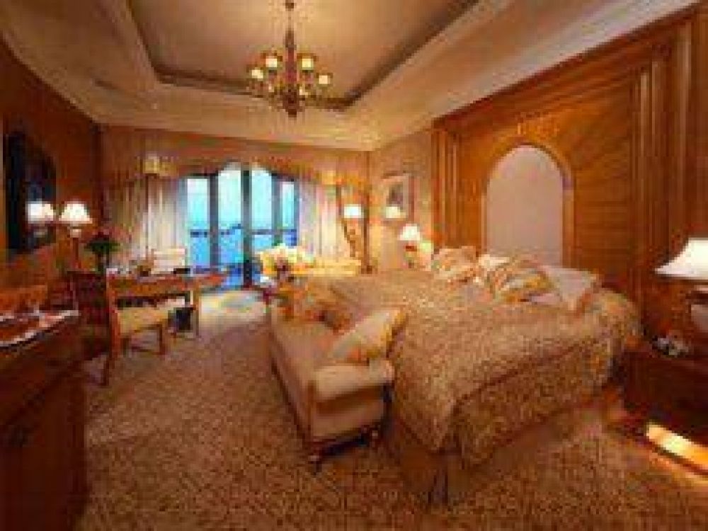 Polmica por el hotel en el que se hospeda Cristina en Emiratos rabes