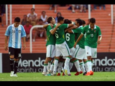 Argentina empat� con Bolivia y qued� a un paso de la eliminaci�n