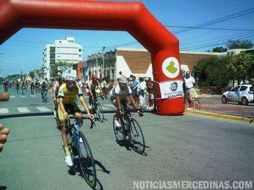 El equipo Ciudad de Mercedes cumple con su participaci�n en la Vuelta al Centro de la Provincia