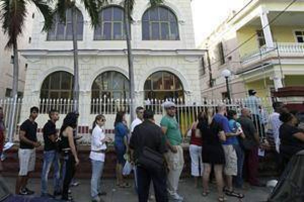 Entre la expectativa y las dudas, Cuba levanta hoy las trabas para viajar