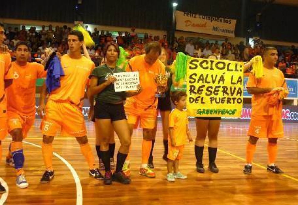 Scioli, sin paz: lo reciben con porras ecologistas en un torneo de f�tbol
