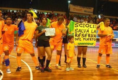Scioli, sin paz: lo reciben con porras ecologistas en un torneo de f�tbol