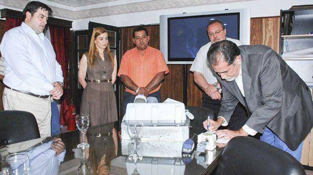 Entrega de equipamiento a hospital de Los Antiguos