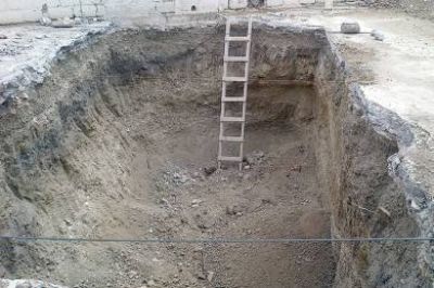 Hallan restos arqueol�gicos en un predio del edificio de la Prefectura en Puerto Deseado