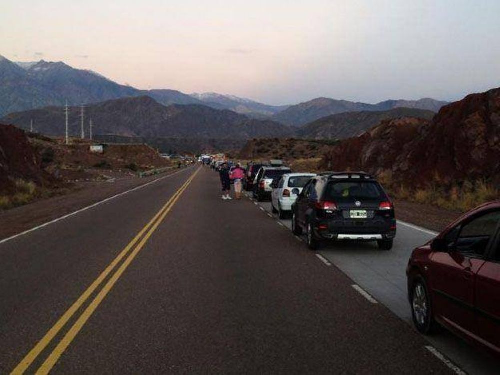 Cerraron el paso a Chile y comenzaron los operativos para que regresen los veh�culos varados en Potrerillos 