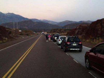 Cerraron el paso a Chile y comenzaron los operativos para que regresen los veh�culos varados en Potrerillos 