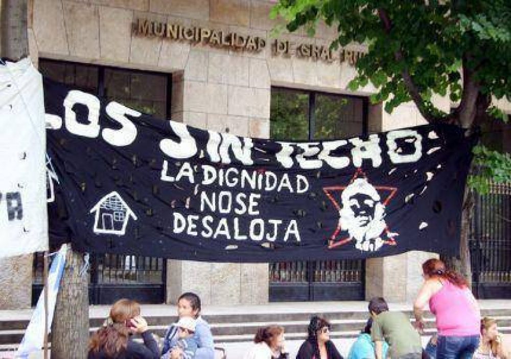 Organizaciones sociales iniciaron un nuevo acampe frente al Municipio por �las mentiras de Pulti�