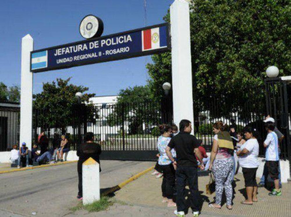Protesta frente a la Jefatura en reclamo de la liberaci�n de los recolectores detenidos 