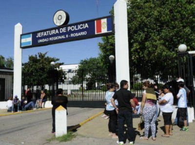 Protesta frente a la Jefatura en reclamo de la liberaci�n de los recolectores detenidos 