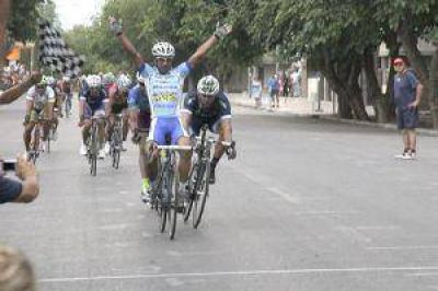 Vuelta de San Juan: Escuela fue m�s que D�az y gan� la tercera etapa
