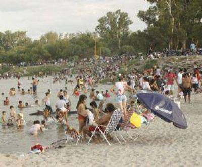 Los santiague�os coparon el r�o Dulce para mitigar el calor 