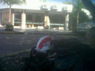 El municipio mult� en $ 1500 a comercios que arrojaron basura a la calle 