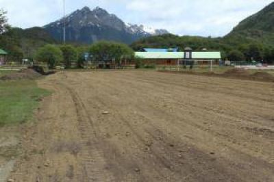 El Municipio trabaja en el reacondicionamiento de la cancha de f�tbol del Camping Municipal R�o Pipo