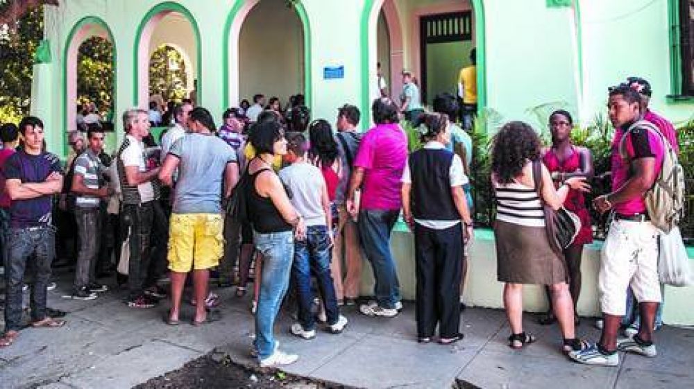 Los cubanos ya pueden salir del pa�s: largas filas para iniciar los tr�mites