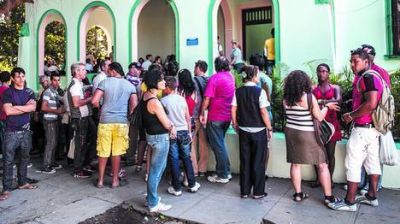 Los cubanos ya pueden salir del pa�s: largas filas para iniciar los tr�mites