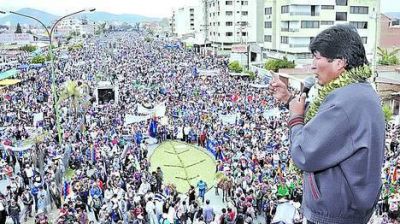 Evo mastic� hojas de coca junto a miles de campesinos en Bolivia