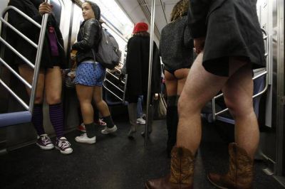 M�s de 4000 personas se sacan los pantalones en el subte