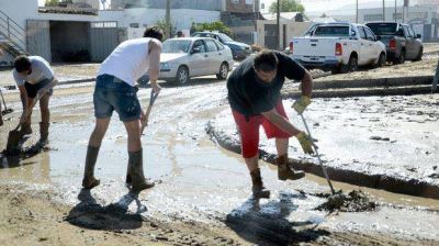 La lluvia y el granizo dejaron calles y viviendas anegadas, familias evacuadas y autos da�ados
