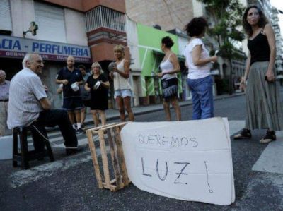 Hartos de los cortes de luz, montaron un piquete en el centro 
