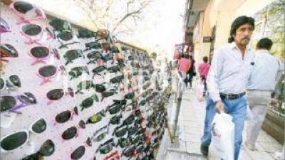 Advierten sobre las consecuencias de comprar lentes en la calle 