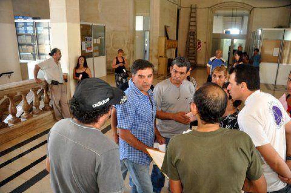 Artesanos de la Plaza Col�n aguardan habilitaci�n para seguir trabajando