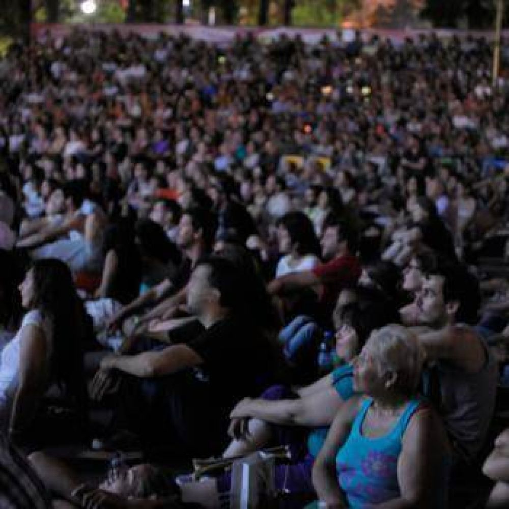  Con 14 mil turistas y porte�os arranc� Autocine en el Rosedal