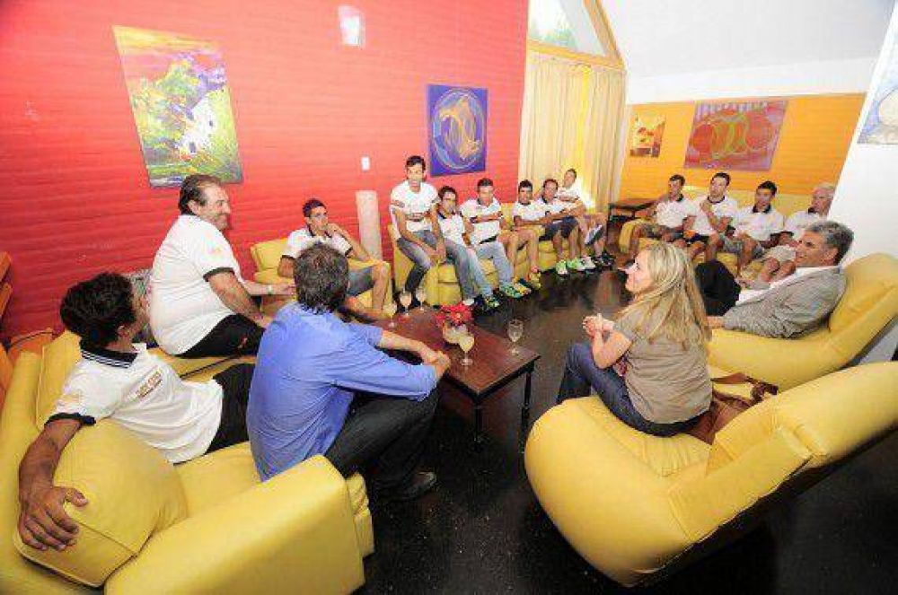 Poggi salud� al Equipo Continental �San Luis Somos Todos� y les dese� suerte en el Tour de San Luis