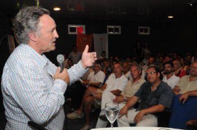 Joaqu�n de la Torre y Ramiro Guti�rrez, juntos en el lanzamiento de una l�nea interna del massismo