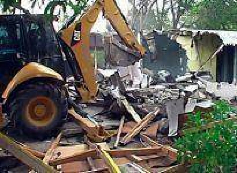 Demolicin de viviendas en el Barrio Bungalows 