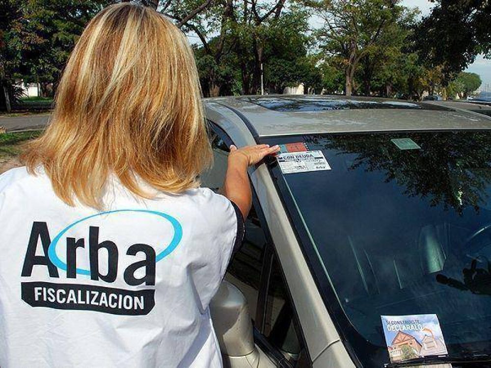 Cancel� la deuda por patente de su Mercedes sacando $45.000 del ba�l