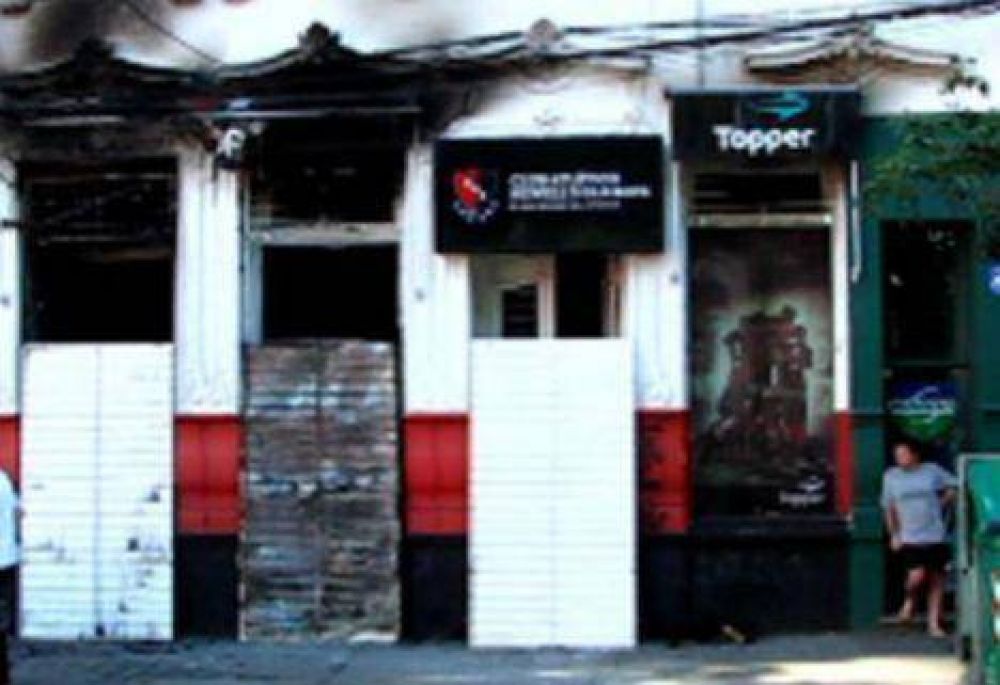 Incendiaron un local oficial de Newell�s