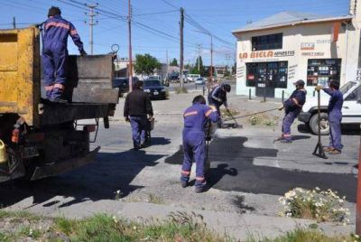 Siguen trabajos de bacheo y mejoramiento de calles