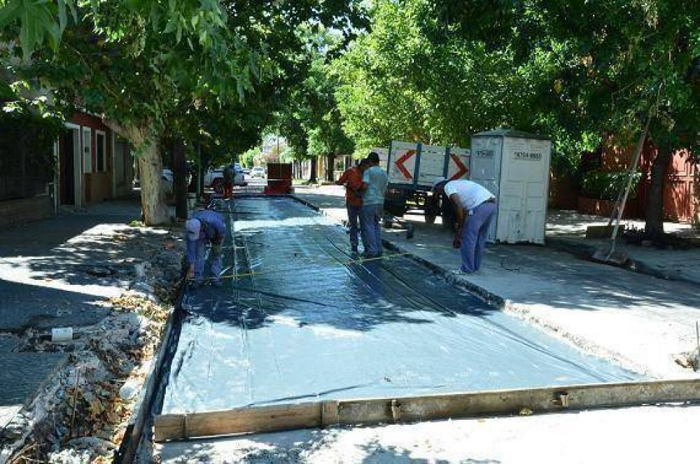 Katopodis contin�a supervisando obras de bacheo y pavimentaci�n