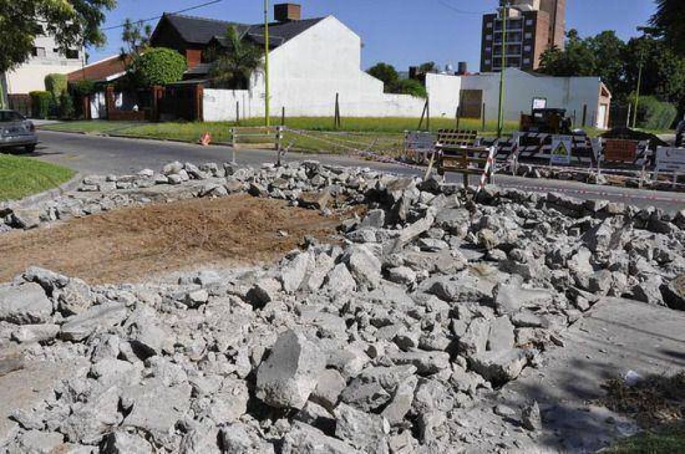 El Municipio avanza en la realizaci�n de las obras de bacheo en calle Belgrano