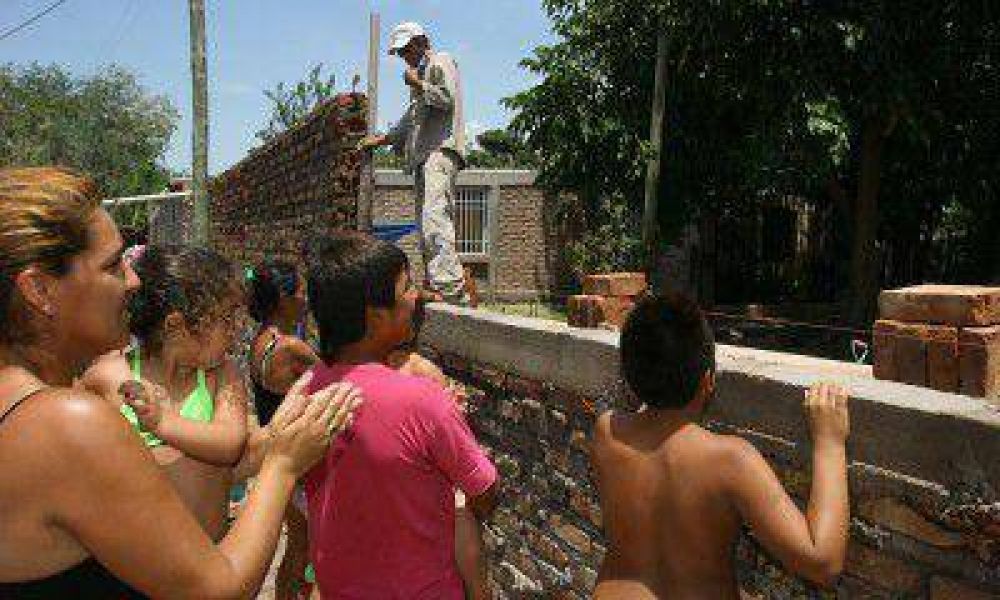 La Municipalidad no tirar� el muro pero mejorar� las condiciones de la villa