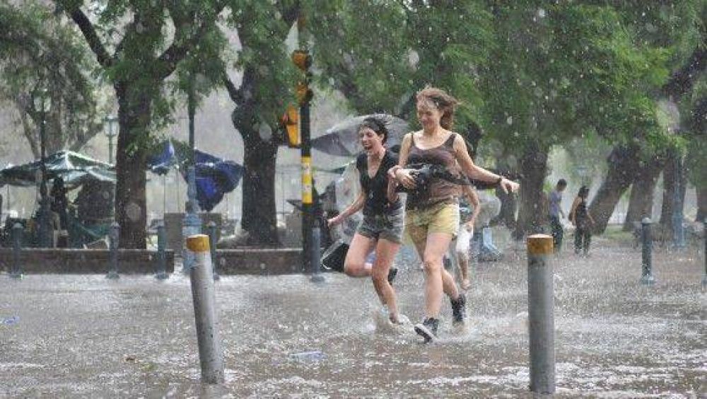 Defensa Civil emite "alerta naranja" por fuertes tormentas