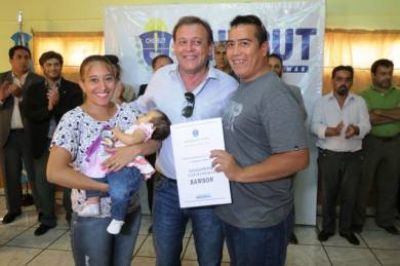 Provincia entreg� 30 t�tulos de propiedad a vecinos de Rawson