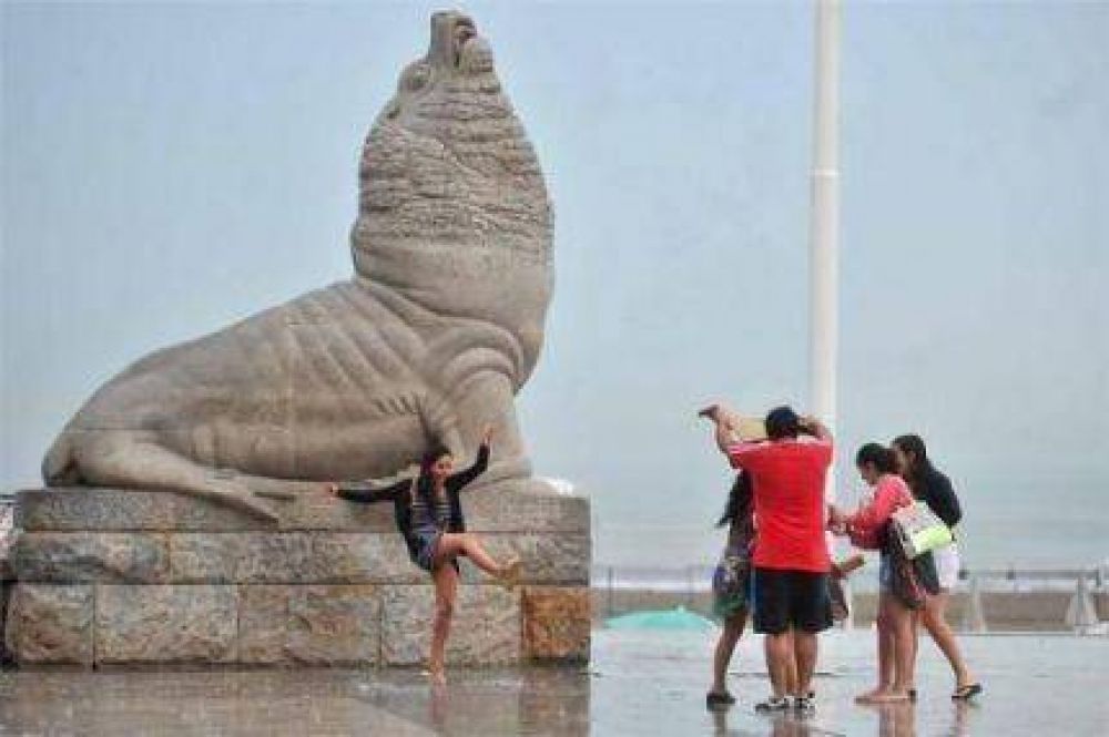 Un temporal de lluvia, viento y granizo que corri� a todos de la playa
