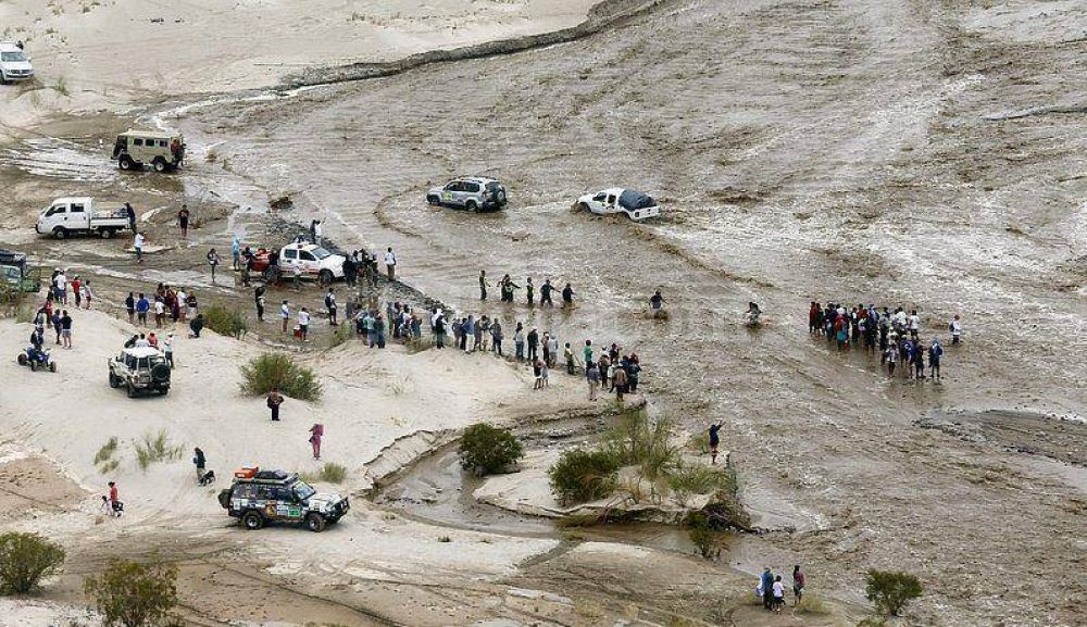 El desborde de ros por las lluvias complic la jornada en el Dakar