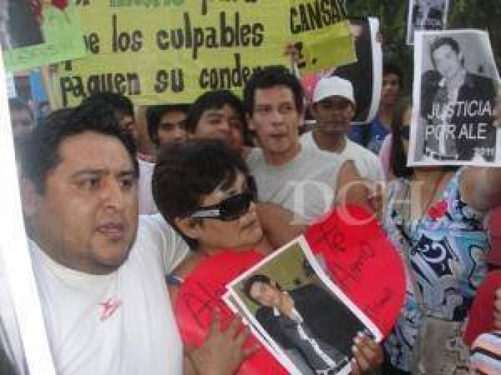 La marcha por Alexis irrumpi� en la Comisar�a Primera de Saenz Pe�a al grito de "asesinos"