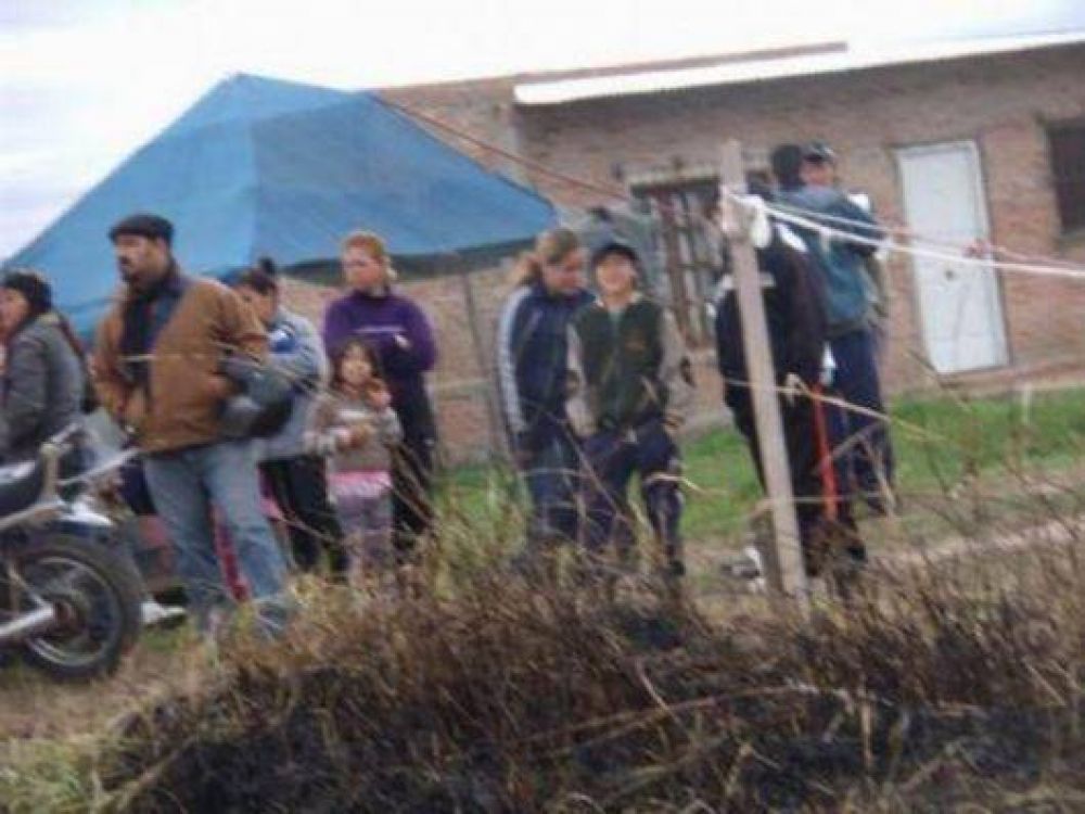 Vecinos de dos barrios, sin el puente que los une